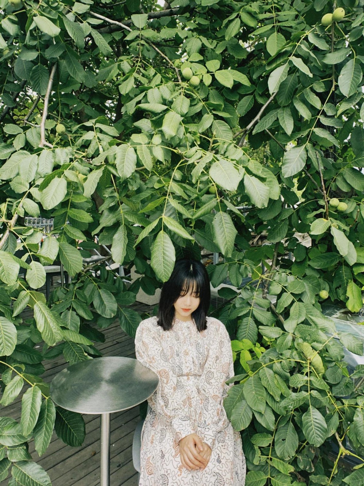 白小白的衣橱|谭松韵也太会凹造型了，在古街拍照好有氛围感，穿着简单但不随意