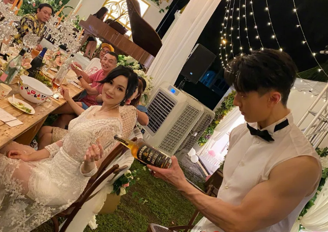 李小冉|42岁不输小鲜肉，把同学熬成了爹，不老男神吴尊给力