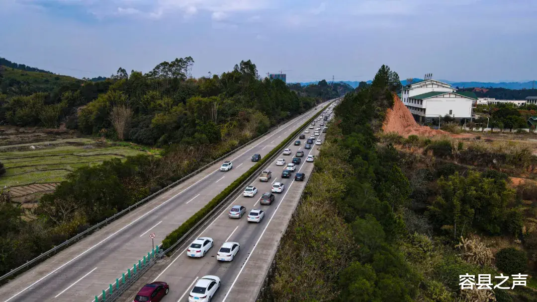 容县之声 节后返程高峰来袭，堵堵堵！广西高速上演堵车大片，从白天堵到黑夜