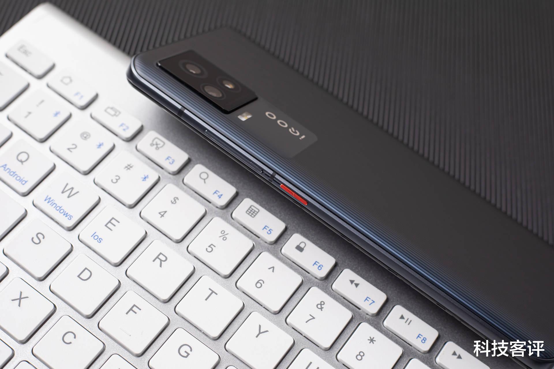 iqoo7|暑假开黑用啥手机？双控压感的iQOO 7更专业