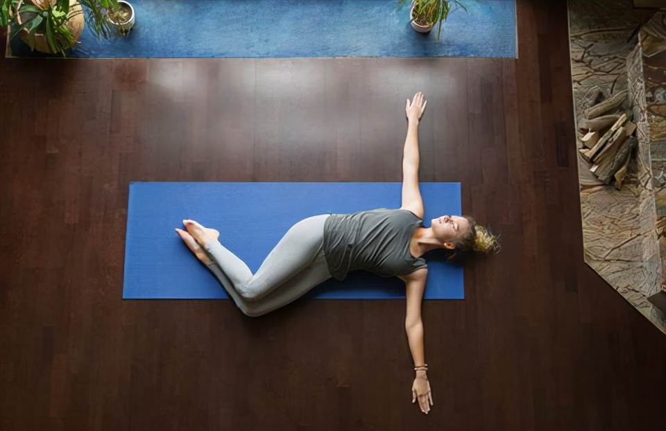 运动|大吃大喝后必练瑜珈「三角式」！