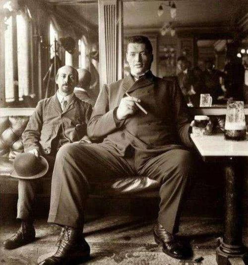 侏儒症 全球唯一的“侏儒巨人”,21岁只有1.22米,33岁达到了2.18米