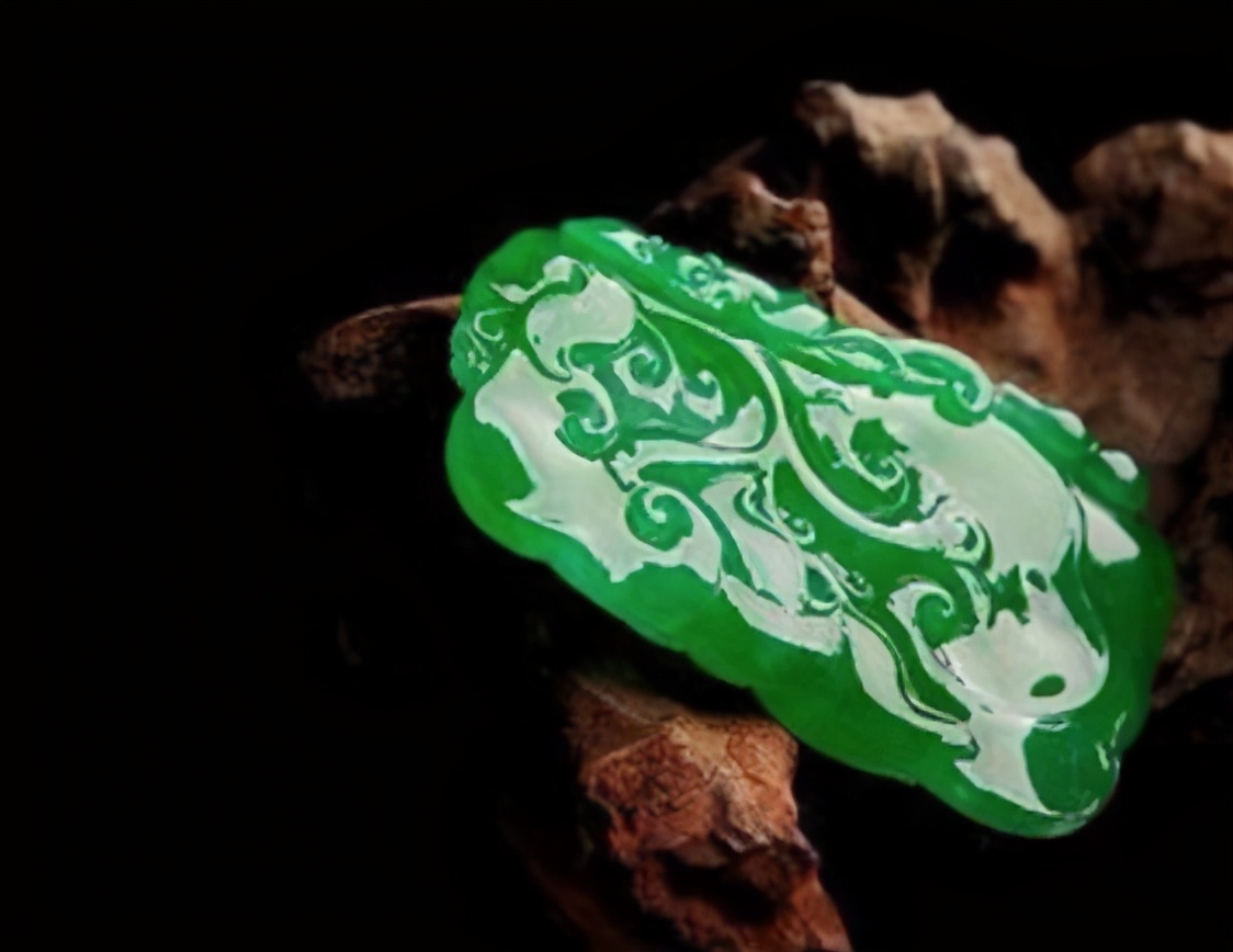 翡翠|人养玉三年，玉养人一生，为什么翡翠会越戴越透亮？