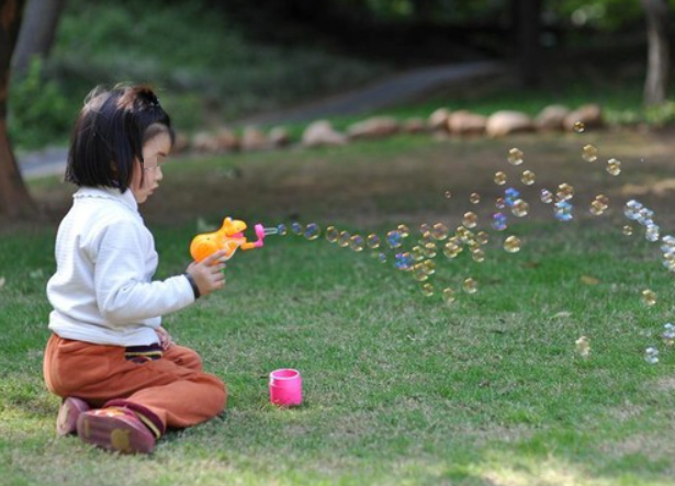 糖果的妈妈|“自来熟”的孩子更出息?别小瞧拘谨的娃,他们各有各的本事