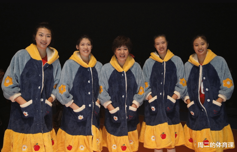 女排|中国女排“睡衣照”曝光！球迷：来人，把龚翔宇扣子扣上