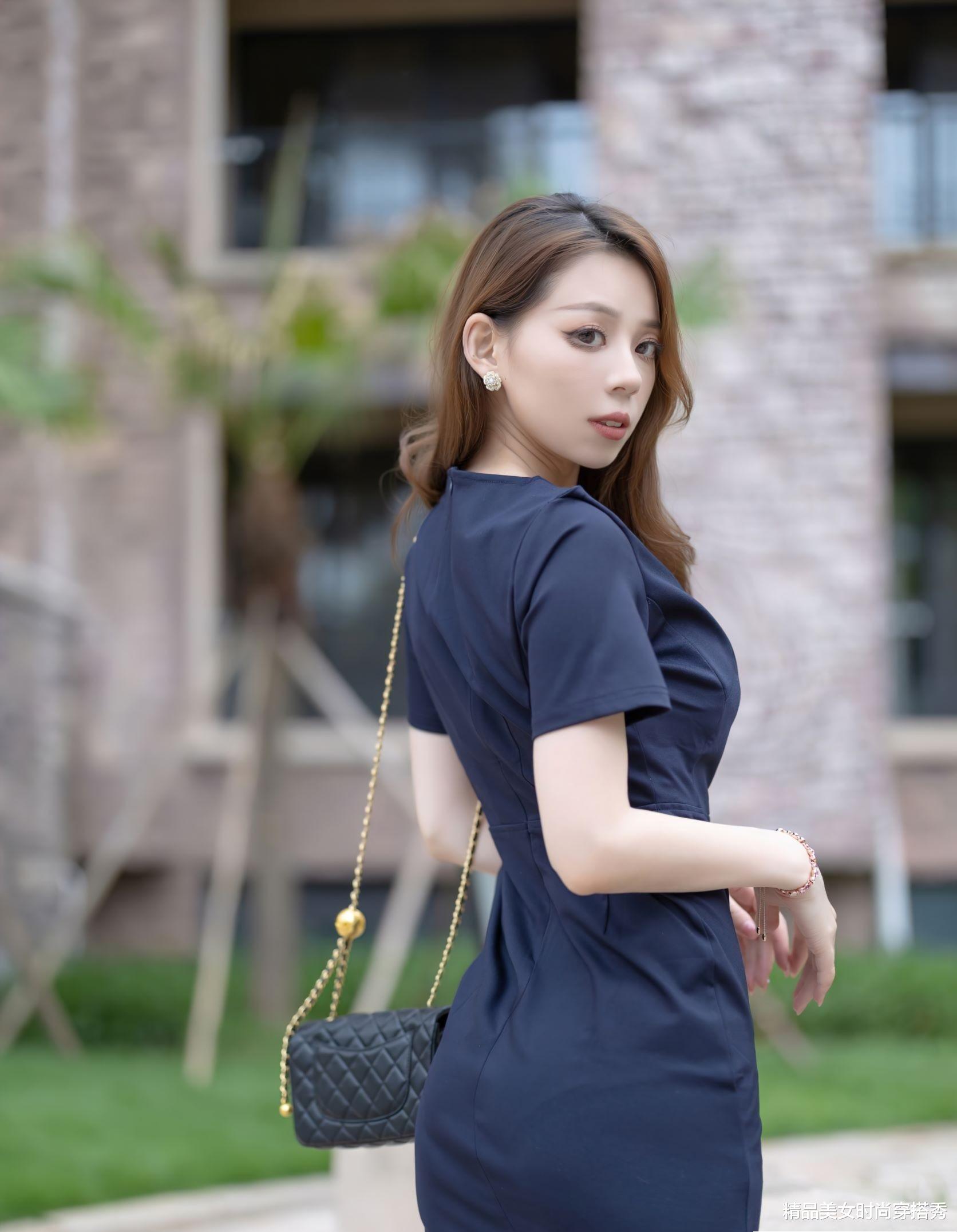 衬衫|清爽的蓝色衬衫裙,十分舒适,脚上一双黑色的高跟鞋,知性又优雅