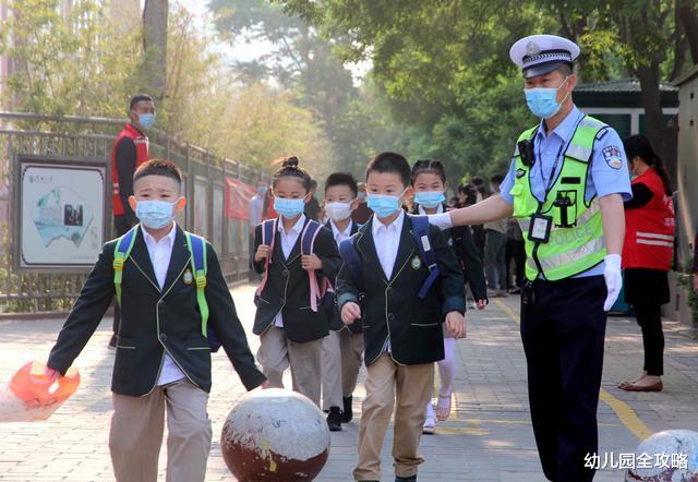 幼儿园全攻略|中小学课后服务全覆盖！“接送难”的问题解决，新的问题又出现了