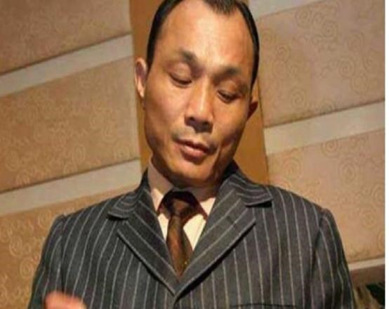 萌主妈咪说育儿 千王之王尧建云，因出老千被砍双腿，2018年出租屋中去世