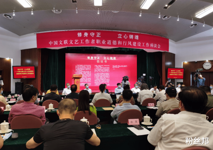 铁山 直播带货卖了4600万后，铁山靠被紧急封禁退网，鞠躬致谢道别粉丝