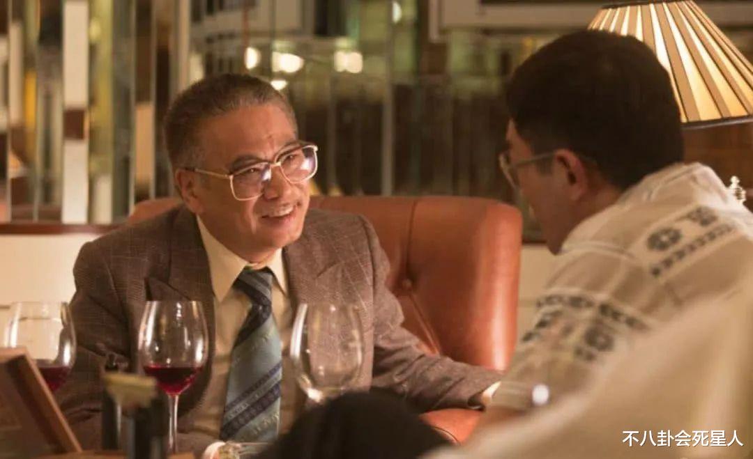 吴孟达|吴孟达设灵：幼子哀伤抵灵堂，星爷花牌放遗像旁，两大巨星扶灵