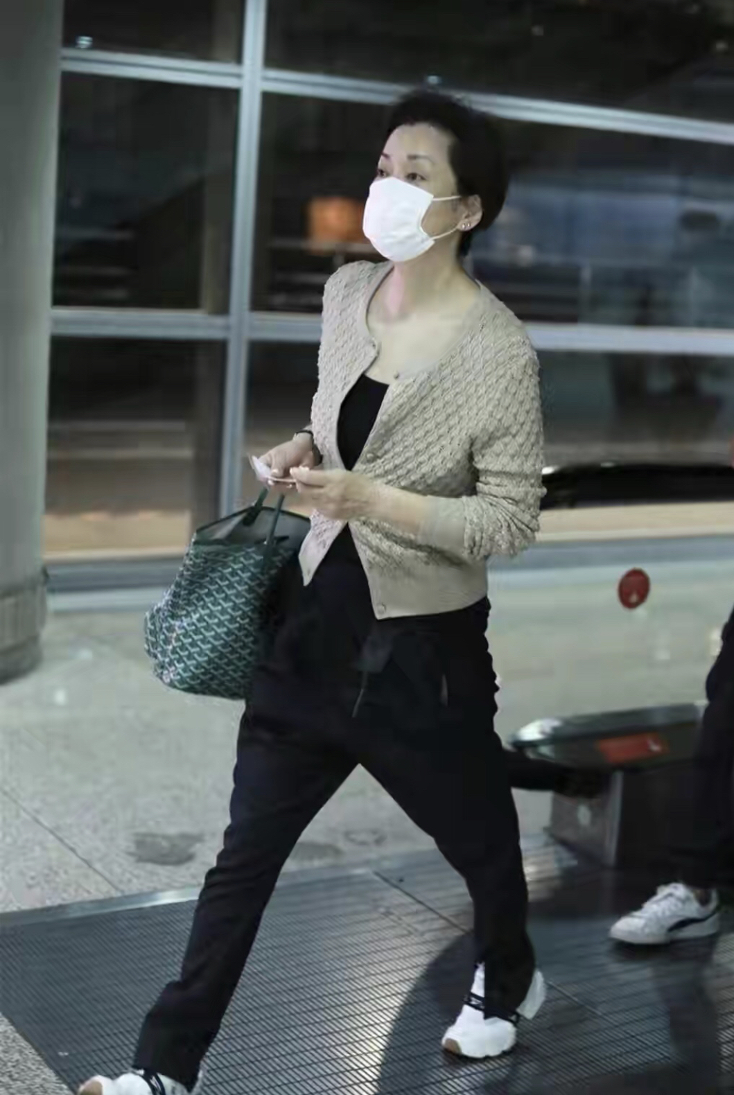 闲鱼有话说|毛阿敏穿出奶奶辈的“潮流感”,把丝巾拼在裤子上,比年轻人时髦