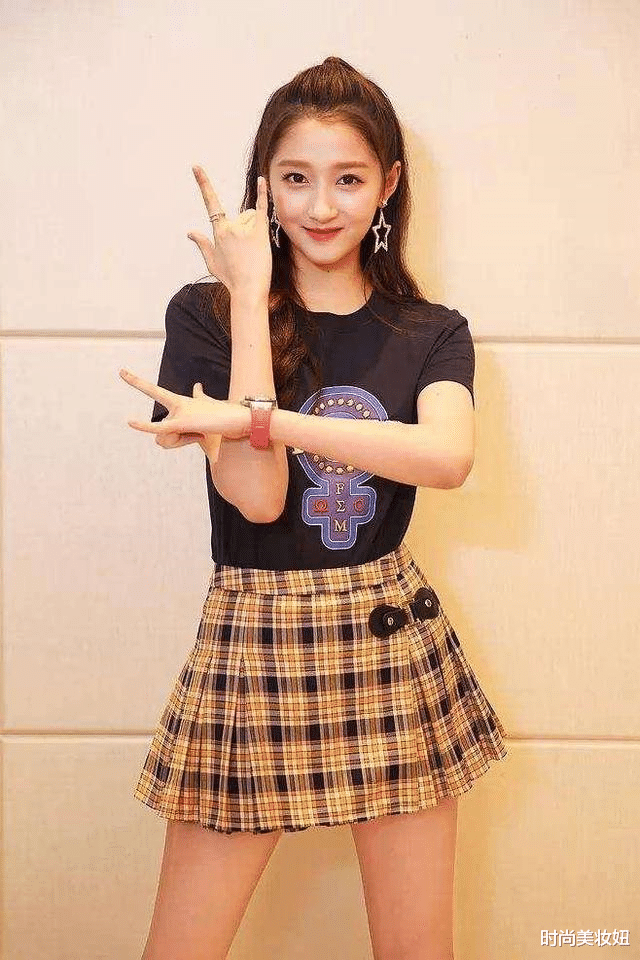 时尚美妆妞|又被关晓彤的腿美到了，穿抹胸配牛仔裤，“42寸”大长腿太养眼