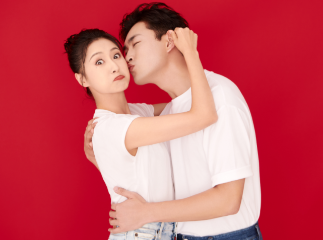 结婚照|有种秀恩爱叫唐嫣“结婚照”，别人都一本正经，而她却跟别人不一样