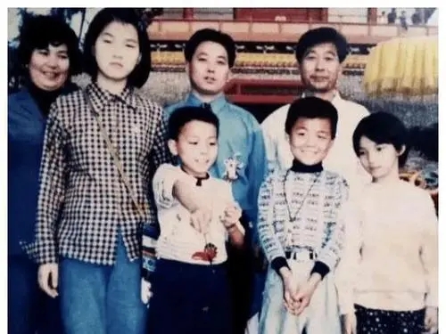 郭希宽|姚威小时候和家人合影很“另类”，过得怎么样，看了照片一目了然