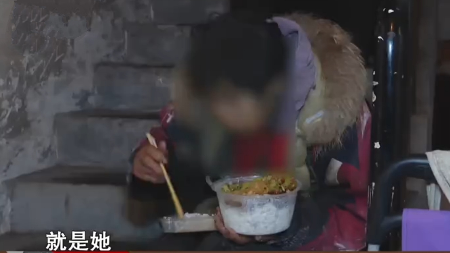 60多岁老人捡垃圾堆满楼梯过道被业主投诉,儿子女儿:我管不了
