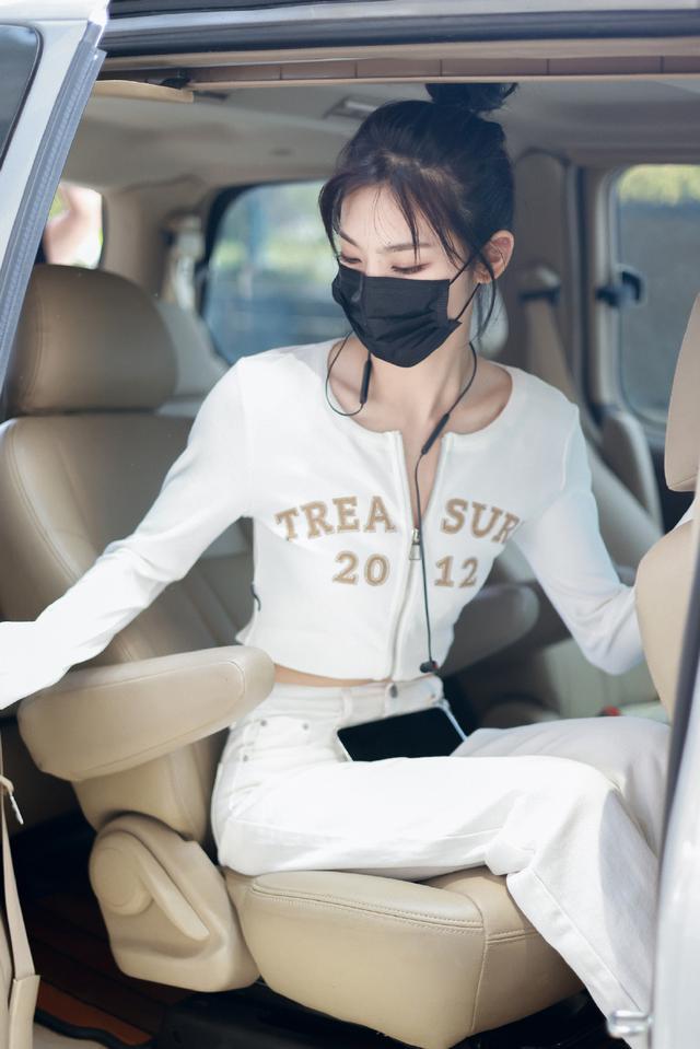 旗袍公馆|曾可妮真懂打扮，穿露脐装大方秀蛮腰，却被手上的大水杯抢镜