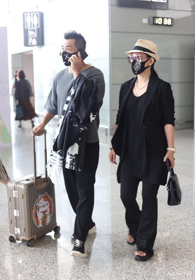 Ainee小屋|赵文卓三口同框挺幸福,妻女穿得干练大方,他却穿得休闲有型