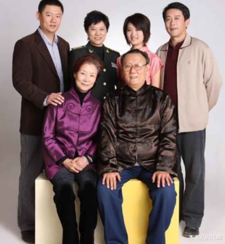 马东|老戏骨吕中：22岁嫁小学同学，3个孩子事业有成，儿媳是国际影后