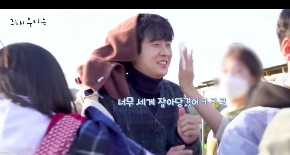 杨怡|《那年我们》吻戏花絮比正剧还甜！崔宇植吻状太惨，惹金多美笑场