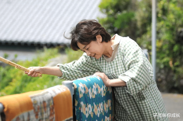 子芫伴你成长 过年回家5天，儿媳给婆婆10000红包，婆婆：以后别回来过年