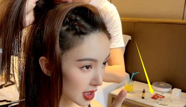 金晨|金晨卧室被拍，无意扫到床头一红袋子，看清是什么：形象不要了？