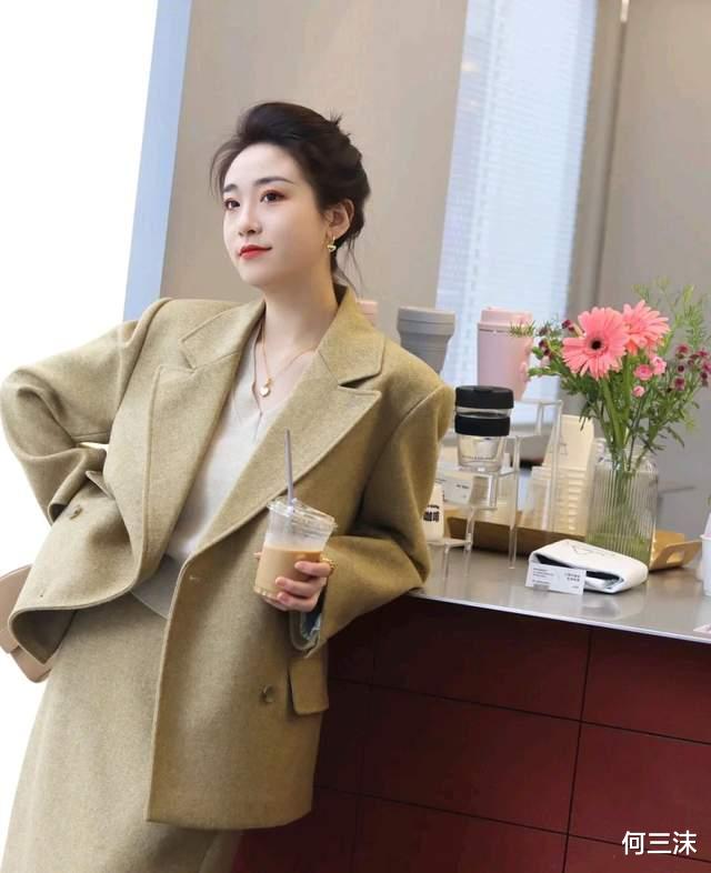 何三沫 冬季穿搭不要太过繁杂,简约款更吸引人,轻松成为人群中的焦点