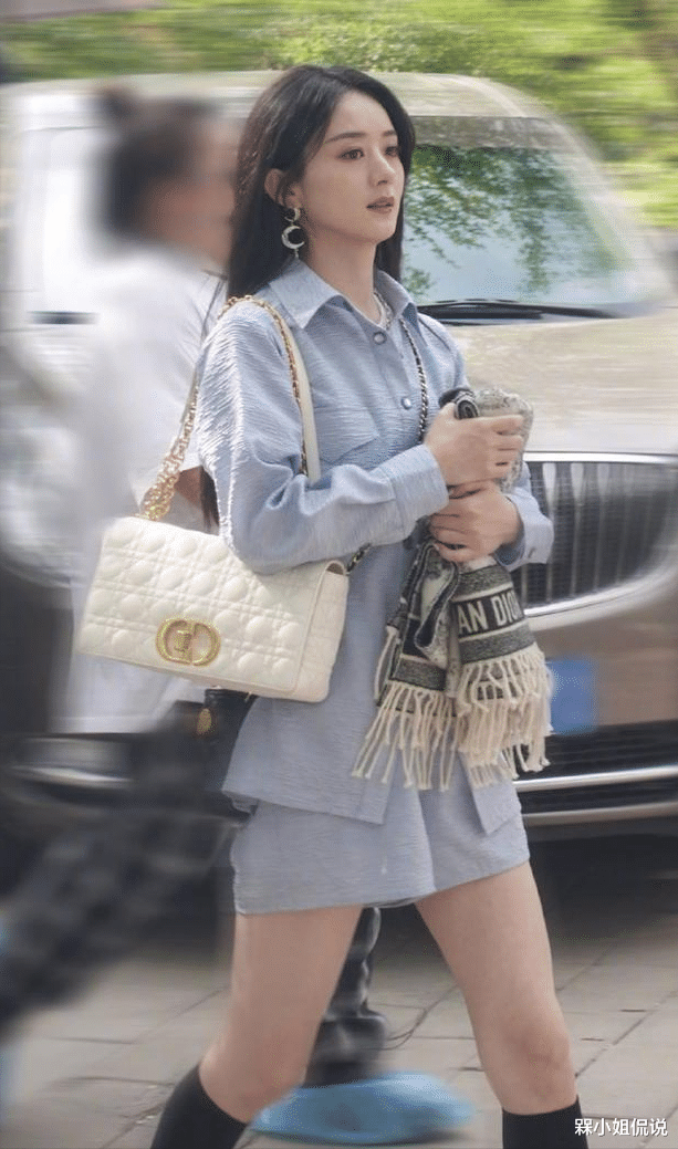 槑小姐侃说|重回单身的赵丽颖终于惜身,穿短裤抱围巾防凉,“女团腿”仍惊艳