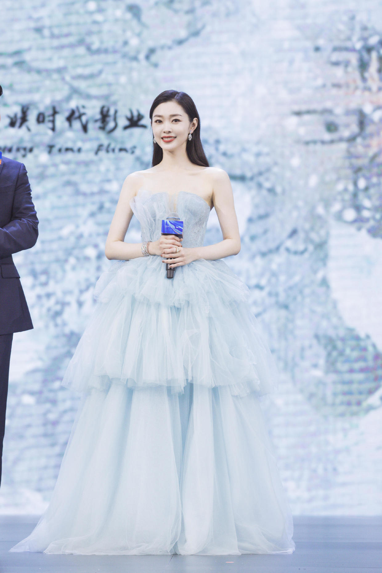 何有强|宋轶出演《赘婿》女主角翻红，身穿一袭白色吊带裙亮相，高贵优雅