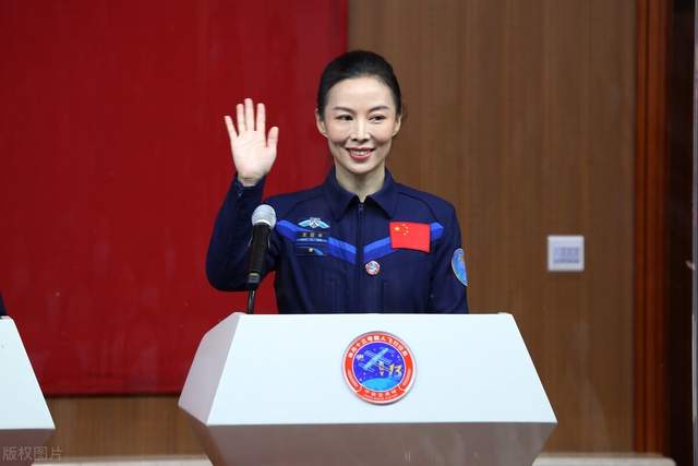 神舟十三号 中国最美航天员，王亚平的职业生涯，你我羡慕不来