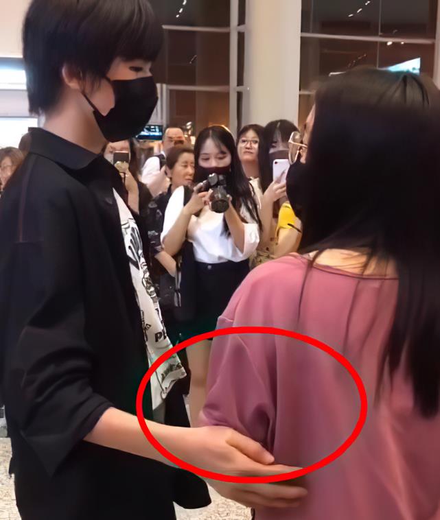 pua|宋亚轩搂着妈妈现身,轩妈背影像小姑娘,外表看着像是姐弟俩