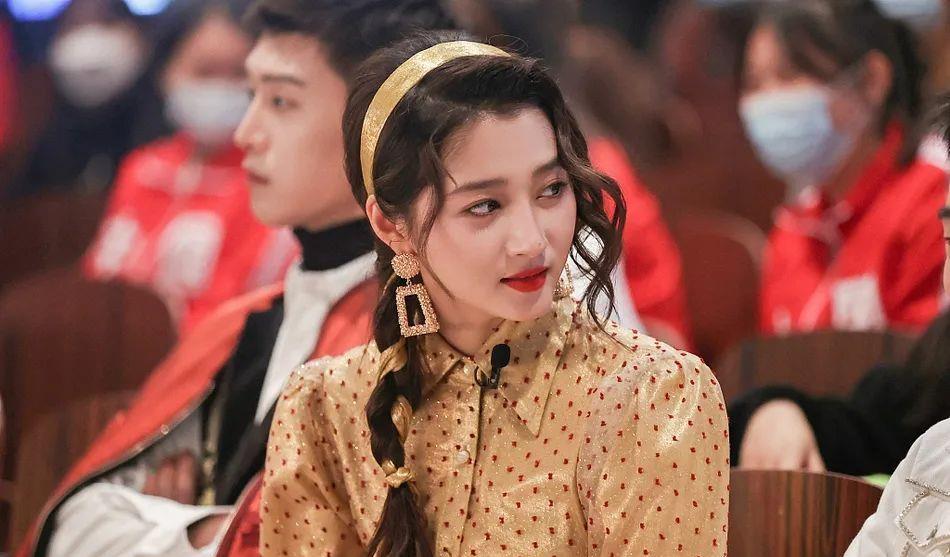 江芷妮|关晓彤Cos李焕英超靓！肤白貌美大长腿太俏丽有活力