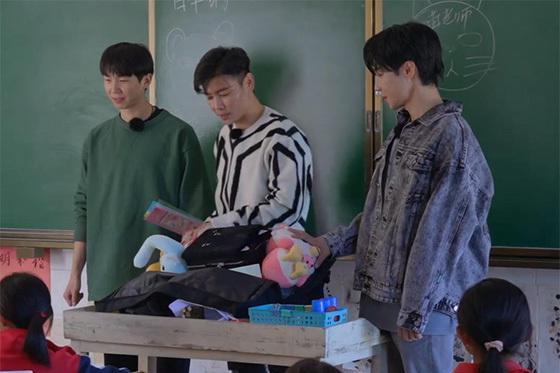 陈小春|两极分化,陈小春带学前班被小孩吵到崩溃,张晋带四年级其乐融融