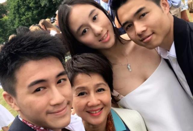 何超欣|12岁被父亲送别墅，赌王坐轮椅也要参加家长会，何超欣神似利智！