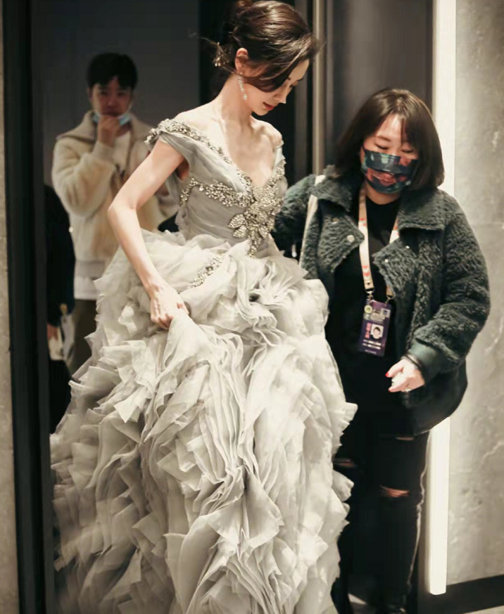 Angelababy Baby跨年发型大爆火!穿露肩公主裙央视脸美得开挂,成晚会大赢家