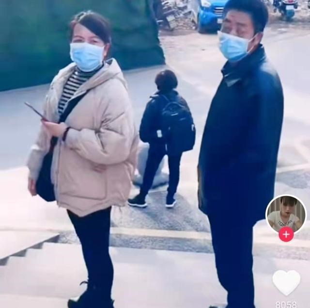 许敏|郭策堂嫂开服装专场,头号杜粉当模特,生意冷清门可罗雀