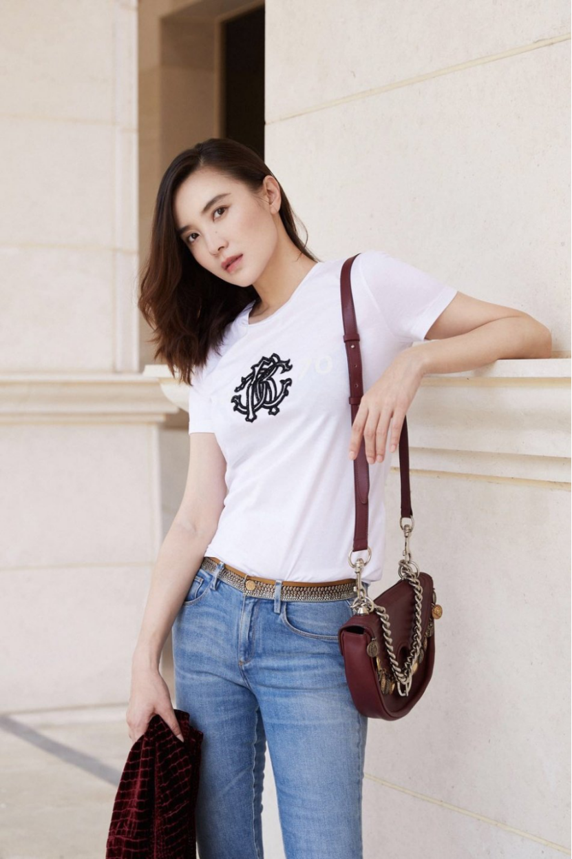 混搭时尚Anna|46岁佘诗曼太瘦了，1500T恤穿成紧身衣，“沙漏型”身材不输超模