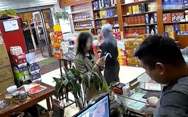 小松社会趣闻 河南：男子因多看美女两眼被老婆掌掴，家有彪悍妻，莫惹美娇娘