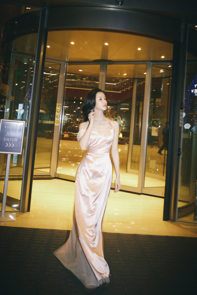 倪妮|金鸡奖红毯再度出圈！倪妮穿黑裙优雅又高贵，陈都灵港风美才绝美