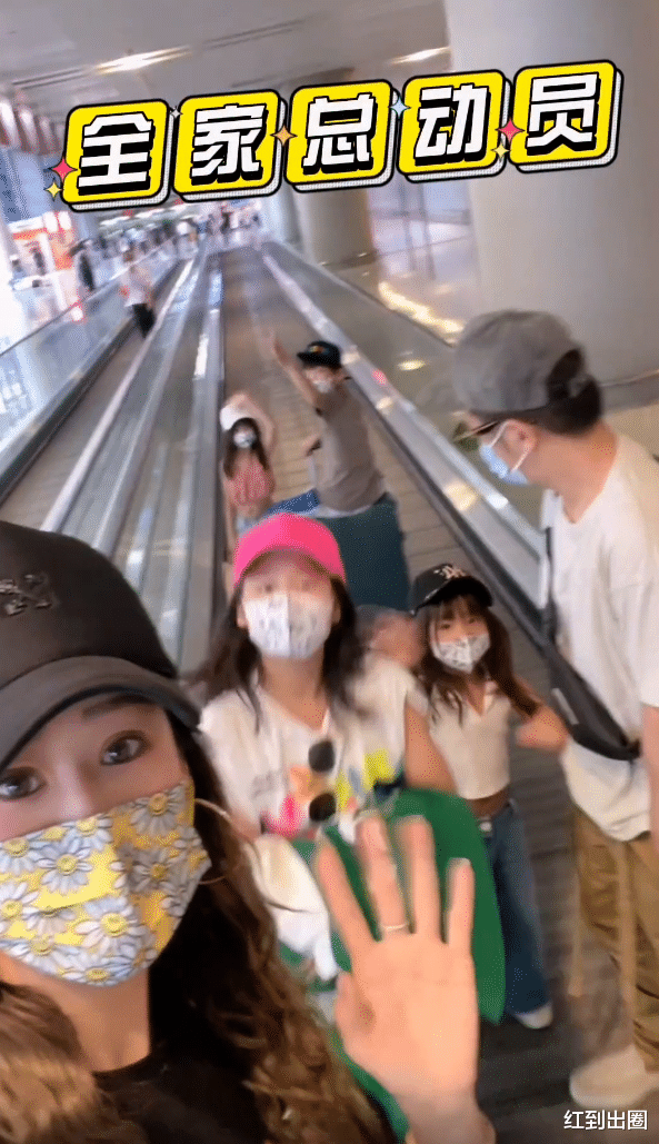 陈浩民|陈浩民一家赴北京看国旗！俩女儿穿露脐装现身，才5岁就有模特范