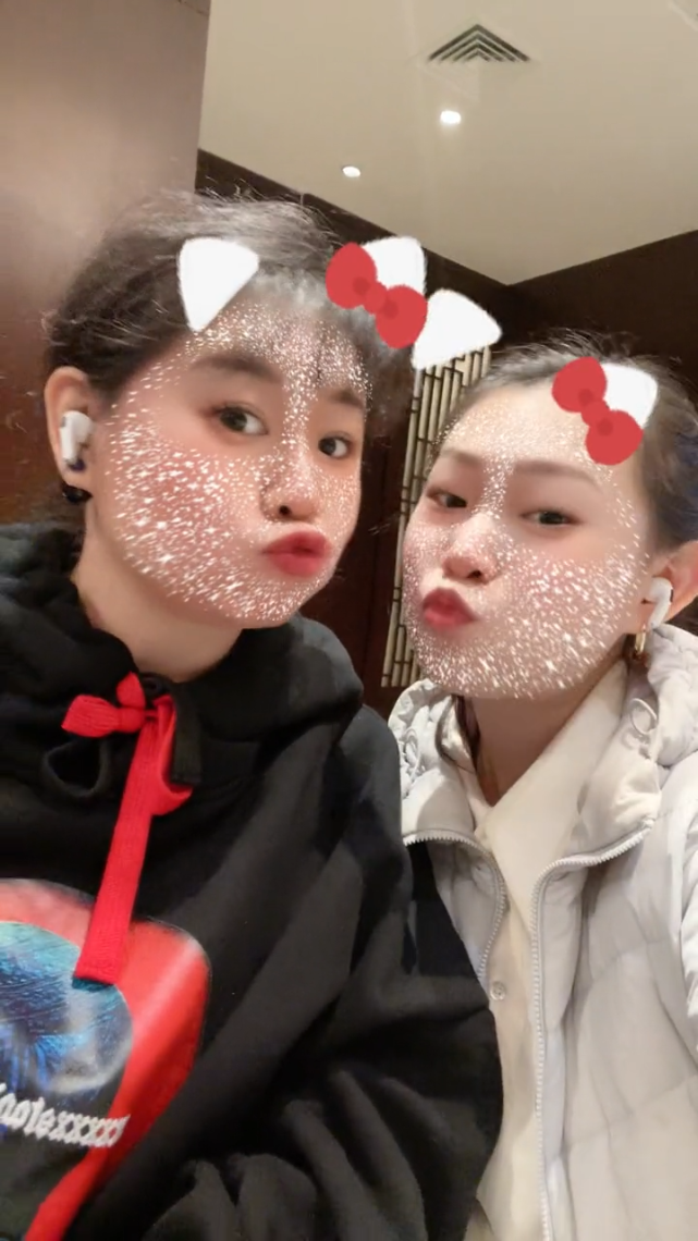 舒畅|小沈阳女儿晒与妈妈亲密合影,五官精致超甜美,母女像极复制粘贴