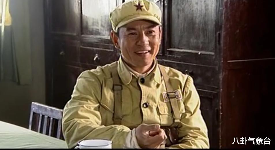 周浩东|演员周浩东，27岁上北电，养父是他前行路上最大的支持