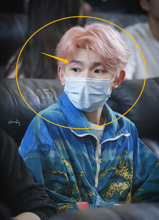 王源|王源新造型亮相活动，忘记染眉毛尴尬，口罩底下全是疲惫