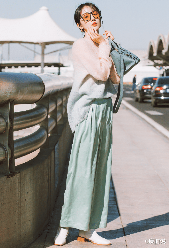 陈小纭|于小彤真看走眼!陈小纭穿“超挤”红裙登台,凹凸身材太抢镜了