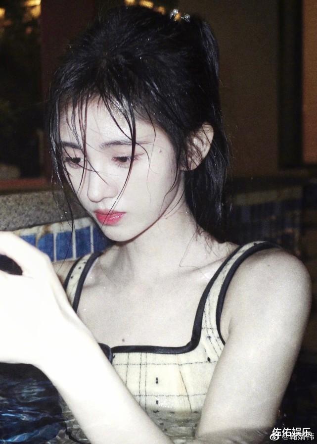 鞠婧祎|鞠婧祎分享出浴美照，大秀香肩上演锁骨杀，眼神魅惑好撩人