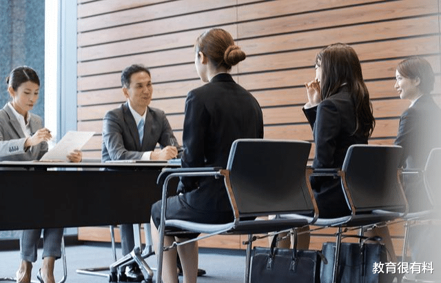 国企|国企面试官：你有6杯水，却来了7位领导，你该怎么办？