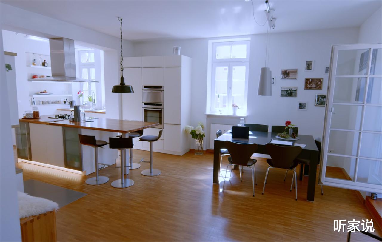 他买下废弃监狱，在150㎡原牢房中一住就是14年，网友：也是服气