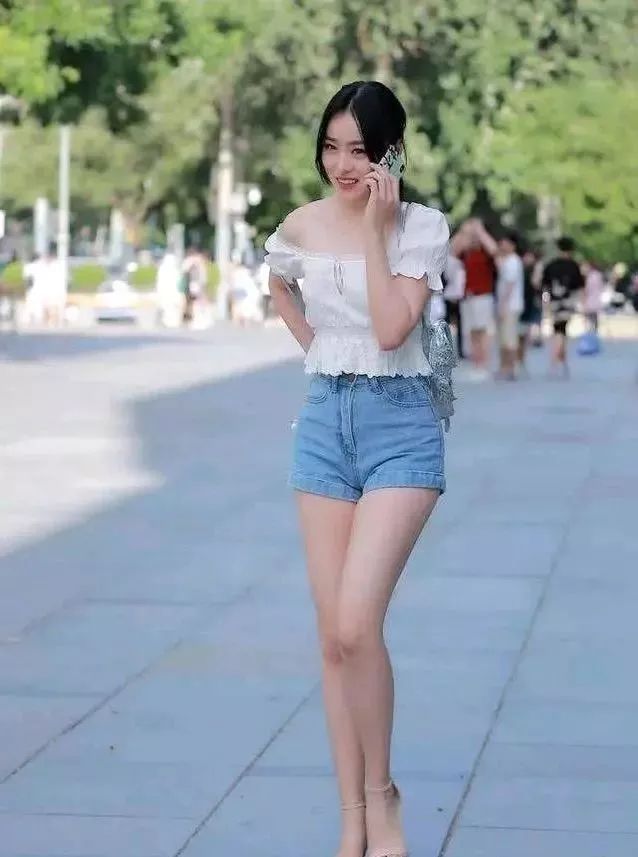 牛仔裤|牛仔裤轻松修饰女性纤细的身材，会让你的美无可代替！