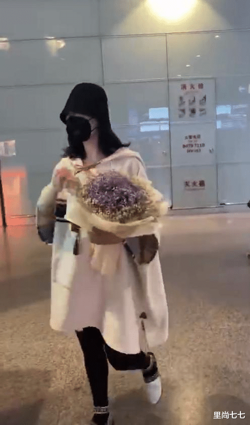 里尚七七|谢娜二胎后首露面！身材臃肿打扮依旧孕味，着急复工与赵丽颖合体