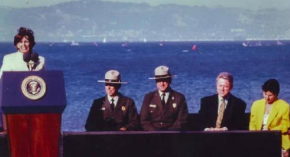 奶球妈咪聊|81岁的佩洛西：从带着5个孩子的家庭主妇到美国一姐，打破天花板