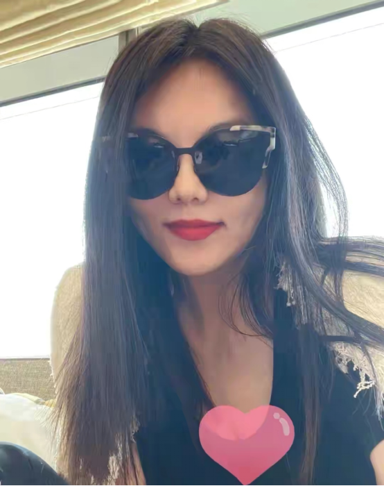 李湘|李湘现身酒吧嗨玩,戴奢华珠宝显富态,减肥成功瘦成小v脸